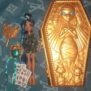 Monster High - Cleo De Nile Doll with Boojeweled Beauty Case